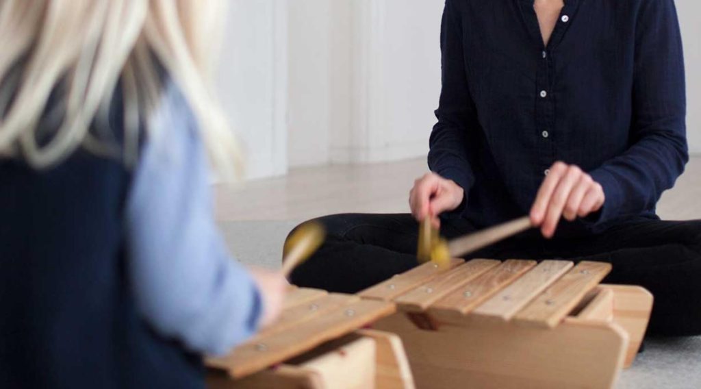 Musikterapi ifm. hjemmetræning – barn og voksen spiller på xylofoner